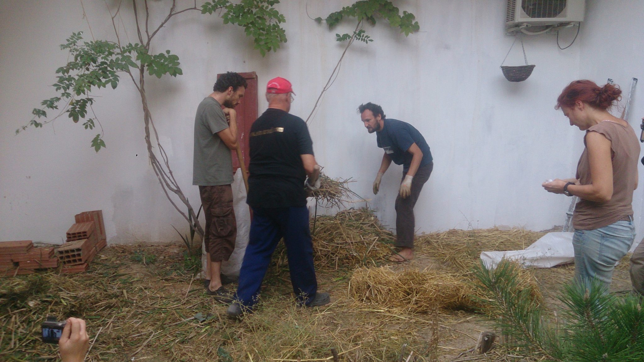 Tas de compost activité pratique permaculture Tunisie Tas de compost activité pratique permaculture Tunisie