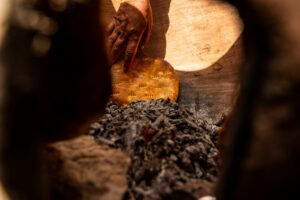 Pain tabouna cuit au feu de bois pendant l'événement Ramadan Permaculture