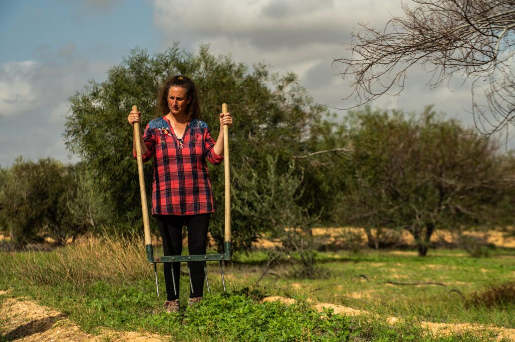 Grelinette utilisée dans un champ de la ferme en permaculture