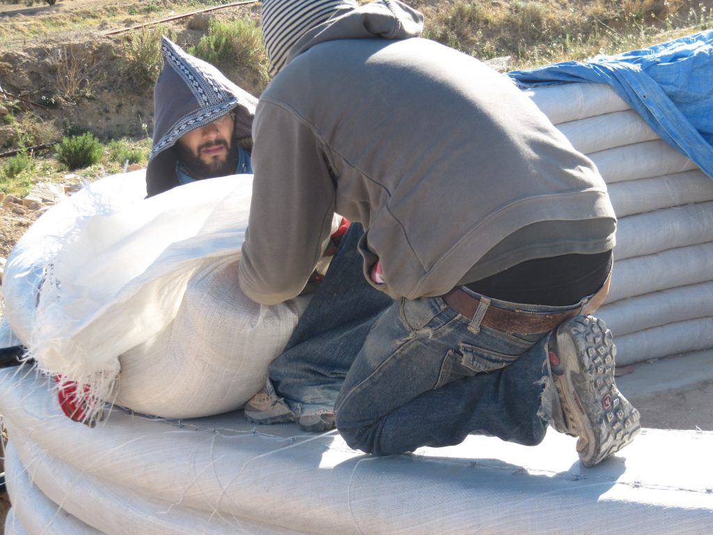 Pose des sacs superadobe ecodome Tunisieculture en Tunisie