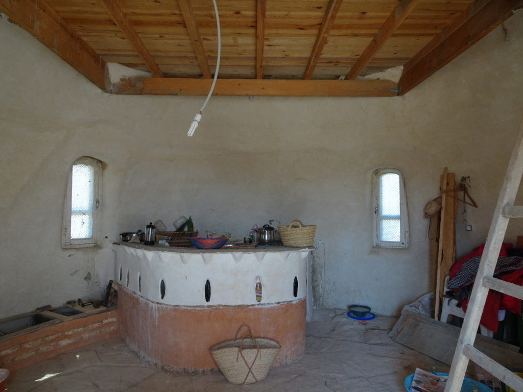 Intérieur dôme superadobe cuisine en torchis