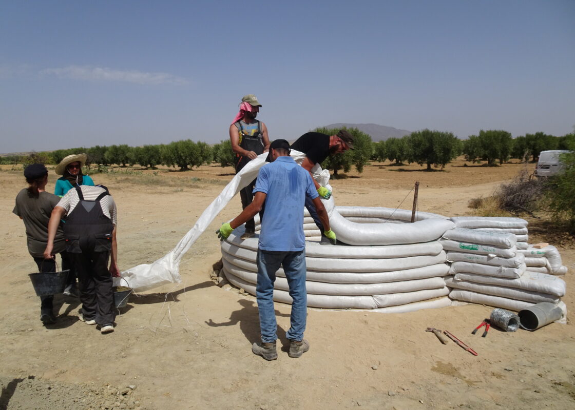 Technique du superadobe pour construire des écodômes