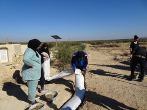 Construction d'un muret pour découvrir les gestes de base du superadobe